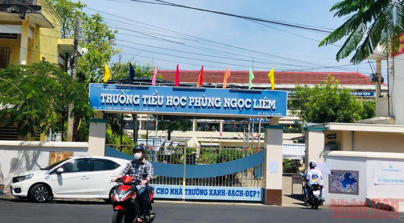 Trường tiểu học Phùng Ngọc Liêm (TP Bạc Liêu) chính thức dừng học trực tiếp từ ngày 7/3. Ảnh chụp chiều 4/3. (Ảnh Trọng Duy). 