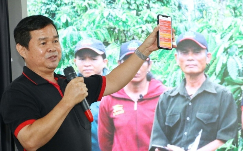 Ông Phạm Phú Ngọc, Trưởng đại diện Công ty Nestlé Việt Nam tại Tây Nguyên, giới thiệu ứng dụng Nhật ký nông hộ.
