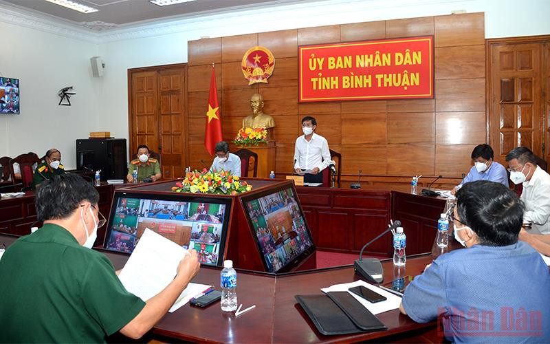 Chủ tịch UBND tỉnh Bình Thuận Lê Tuấn Phong (đứng) chủ trì cuộc họp trực tuyến bàn các giải pháp thực hiện Nghị quyết 128 của Chính phủ.