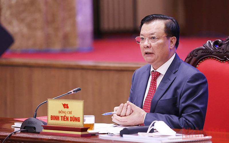 Đồng chí Đinh Tiến Dũng giải đáp những băn khoăn, trăn trở của các đại biểu thanh niên tại Hội nghị.