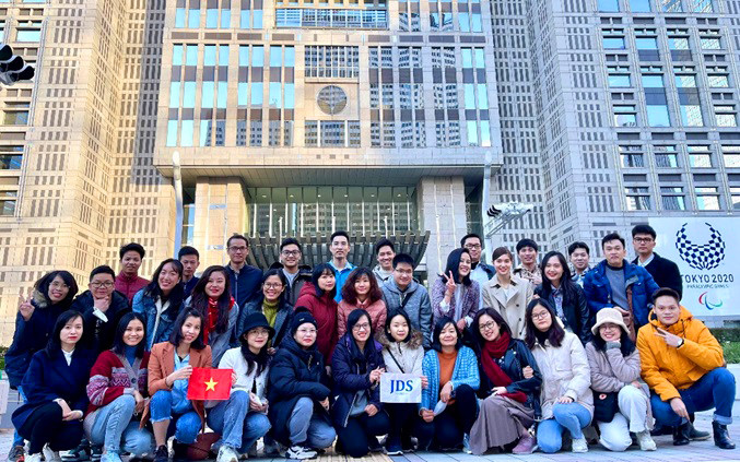 Các học viên JDS khóa 21 chụp ảnh lưu niệm tại Tokyo sau 14 ngày cách ly theo quy định. (Ảnh Cơ quan Hợp tác quốc tế Nhật Bản (JICA) tại Việt Nam cung cấp)