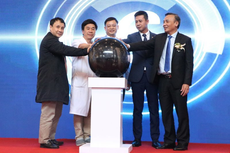 Lãnh đạo Bệnh viện T.Ư Huế, Vietcombank Huế và các đại biểu thực hiện nghi thức khai trương giải pháp thanh toán DVYT trực tuyến tại Bệnh viện T.Ư Huế.