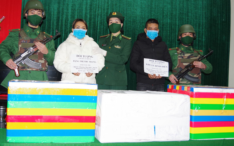 Hai đối tượng mua bán ma túy từ Lào về Việt Nam bị bắt giữ cùng tang vật.