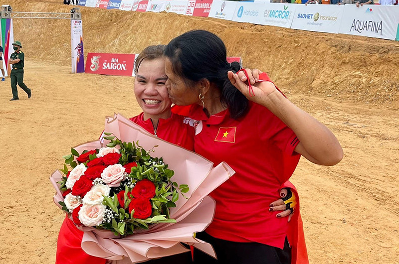 Đinh Thị Như Quỳnh (trái) bên người hâm mộ.