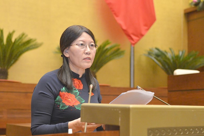 Chủ nhiệm Ủy ban Tư pháp của Quốc hội Lê Thị Nga, tại Kỳ họp thứ 10, Quốc hội khoá XIV, sáng 26-10