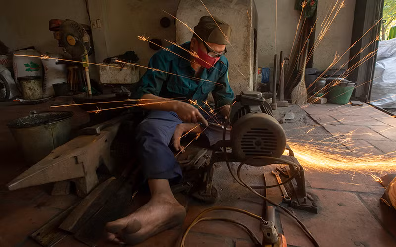 Ông Nguyễn Thế Thắng trong lò rèn của gia đình.