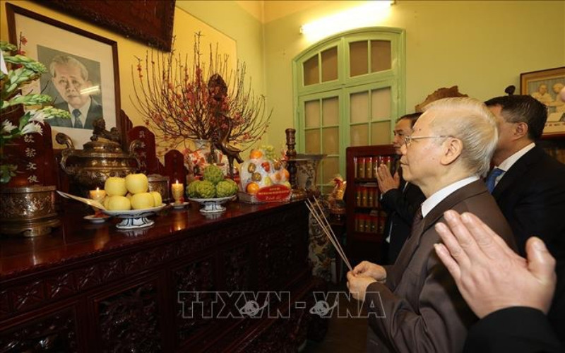 Tổng Bí thư Nguyễn Phú Trọng thắp hương tưởng niệm cố Tổng Bí thư Lê Duẩn. (Ảnh: TTXVN)