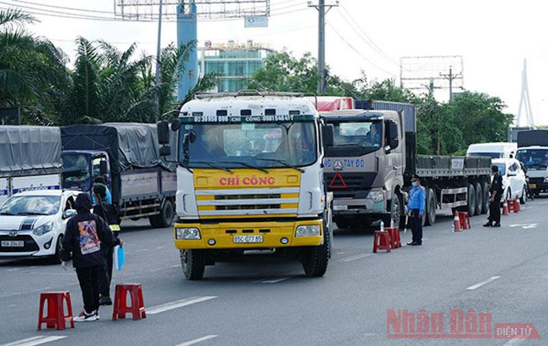 Ảnh minh họa: TP Cần Thơ siết chặt kiểm soát người và phương tiện đi vào nội đô để phòng, chống dịch Covid-19.
