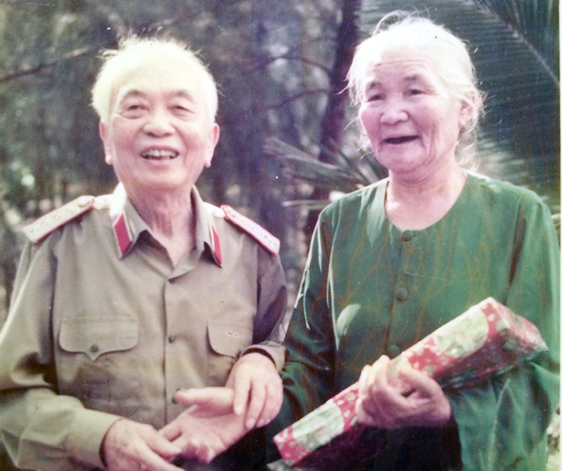 Đại tướng Võ Nguyên Giáp và Anh hùng Lao động Phạm Thị Nghèng. (Ảnh: baoquangbinh.vn)