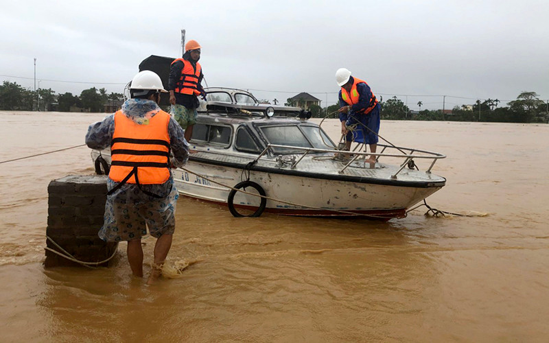 Quan trắc viên Trạm Thủy văn Ðông Hà bảo đảm quan trắc trên tuyến sông Hiếu nơi vượt đỉnh lũ lịch sử năm 1999.