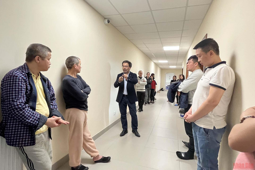 Ông Trần Trọng Hùng, Phó Chủ tịch Hội người Việt Nam tại Ba Lan, cung cấp thông tin và tư vấn để bà con quyết định về nước, ở lại Ba Lan hay di chuyển tới nước khác.