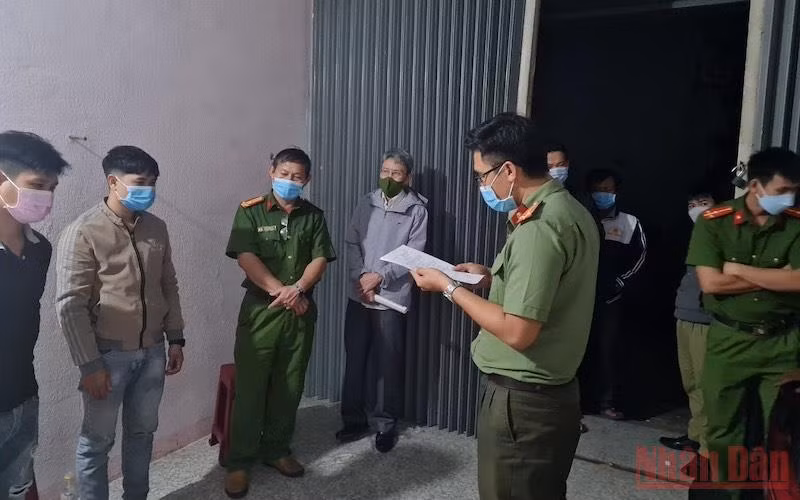 Cơ quan Công an đọc lệnh khám xét chỗ ở của đối tượng Nguyễn Hữu Lợi (đối tượng Nguyễn Hữu Lợi đứng thứ 2 từ trái sang phải).