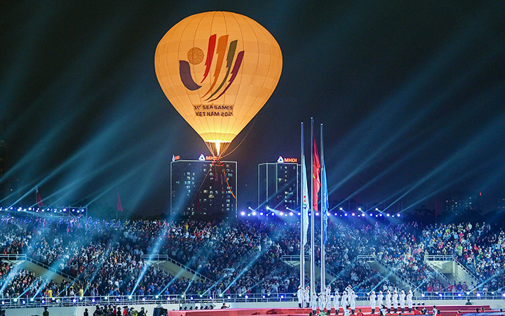 Nghi lễ thượng cờ tại lễ khai mạc SEA Games 31. (Ảnh MINH HÀ)