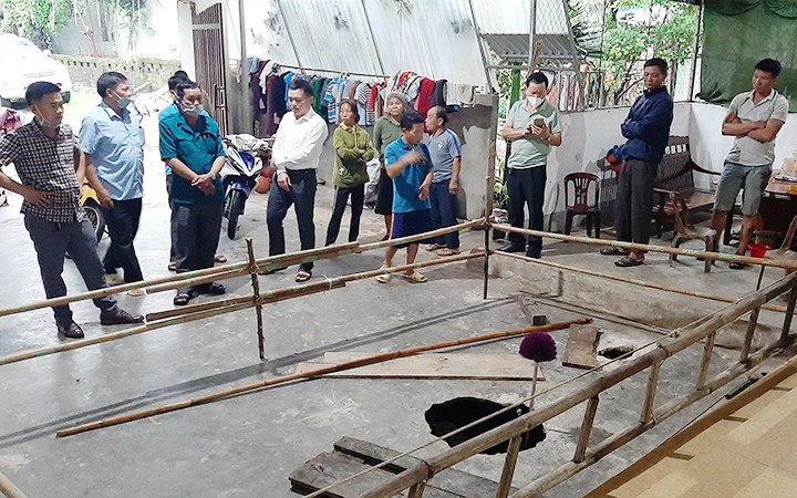Xuất hiện hố "tử thần" tại sân nhà ông Lương Văn Bình ở bản Na Noong.
