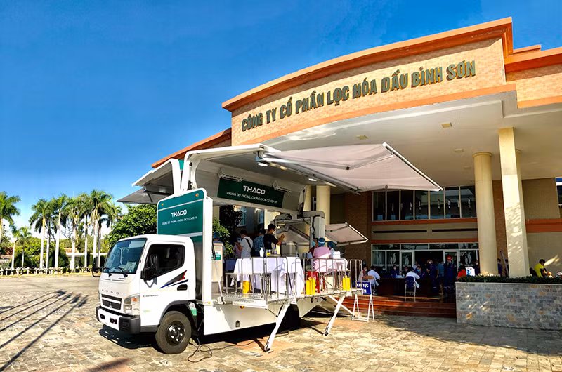 Xe chuyên dụng được đưa đến tiêm vaccine phòng Covid-19 cho cán bộ, kỹ sư, công nhân Nhà máy lọc dầu Dung Quất.