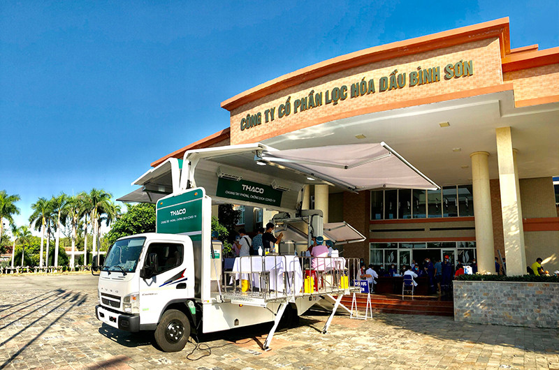 Xe chuyên dụng được đưa đến tiêm vaccine phòng Covid-19 cho cán bộ, kỹ sư, công nhân Nhà máy lọc dầu Dung Quất.