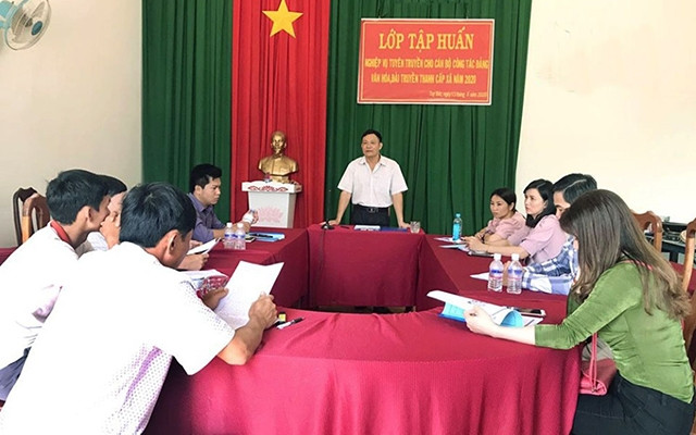 Lớp tập huấn nghiệp vụ tuyên truyền cho cán bộ cấp xã tại huyện Tuy Đức (Đắk Nông). Ảnh: SỸ THẮM
