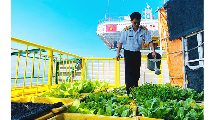 Cuộc sống trên biển làm nhiều thói quen bị đảo lộn.