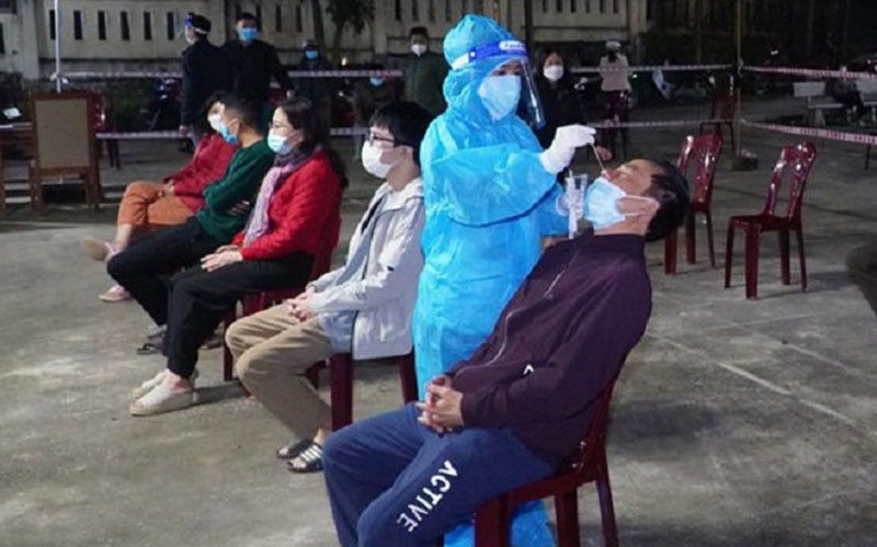 Lấy mẫu xét nghiệm cho người dân thị trấn Đồng Lê, huyện Tuyên Hóa.