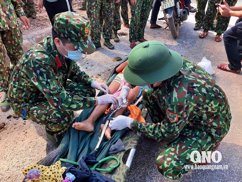 Sơ cứu nạn nhân tại hiện trường (Ảnh: Báo Quảng Nam).
