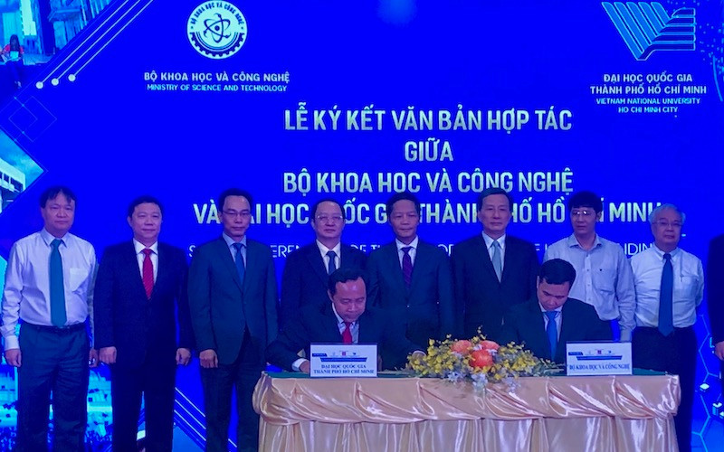 Bộ Khoa hoc và Công nghệ ký kết hợp tác với Đại học Quốc gia TP Hồ Chí Minh đào tạo nguồn nhân lực.