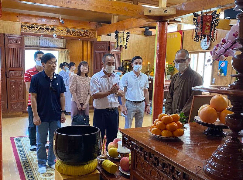 Tổng Lãnh sự Việt Nam tại Osaka Nguyễn Hồng Hà đã đến thăm chùa Hòa Lạc, ngày 8/8. (Ảnh: Tổng Lãnh sự quán Việt Nam tại Osaka)