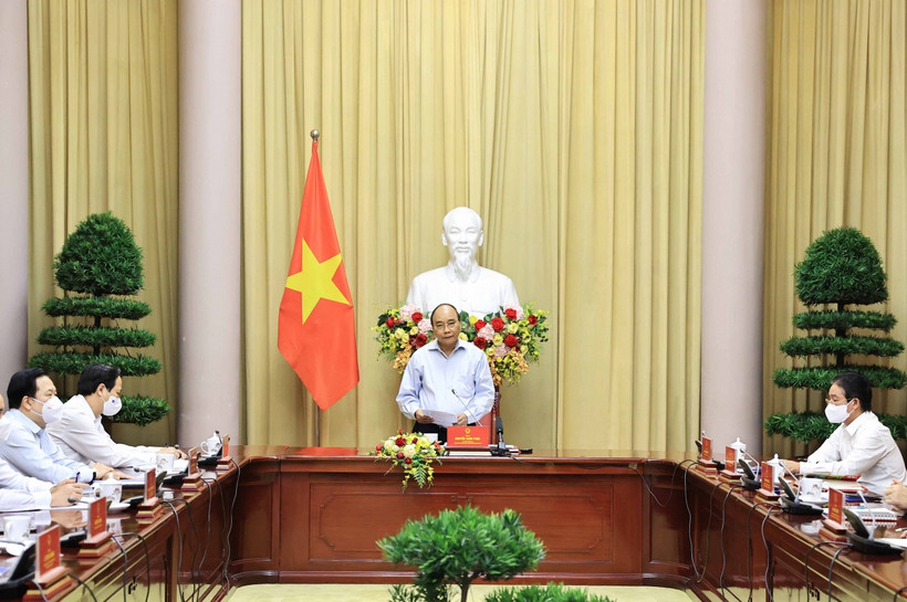 Chủ tịch nước Nguyễn Xuân Phúc gặp mặt các điển hình tiên tiến trong thực hiện mục tiêu kép của ngành dệt may Việt Nam. (Ảnh: VGP)