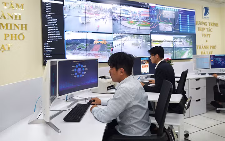 Các cán bộ của TP Đà Lạt (Lâm Đồng) vận hành Trung tâm Điều hành thông minh thành phố. 