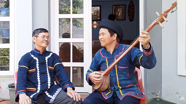 Ông Nông Dũng Long cùng bạn hát.