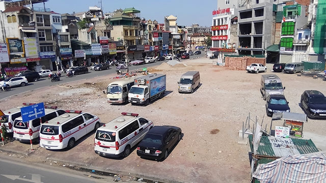 Những khu đất trống trở thành nơi đỗ xe tạm thời, ảnh hưởng không nhỏ tới mỹ quan đô thị.