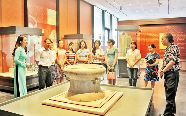  Khách tham quan bảo vật quốc gia trống đồng Cổ Loa tại Bảo tàng Hà Nội.