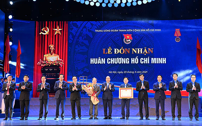 Thủ tướng Nguyễn Xuân Phúc trao Huân chương Hồ Chí Minh tặng Đoàn TNCS Hồ Chí Minh.