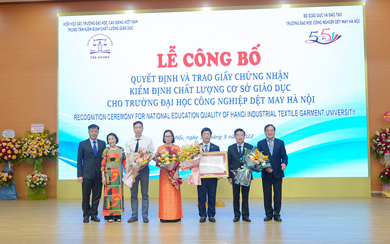 Đại diện cơ quan chức năng trao giấy chứng nhận kiểm định chất lượng cơ sở giáo dục cho HTU.