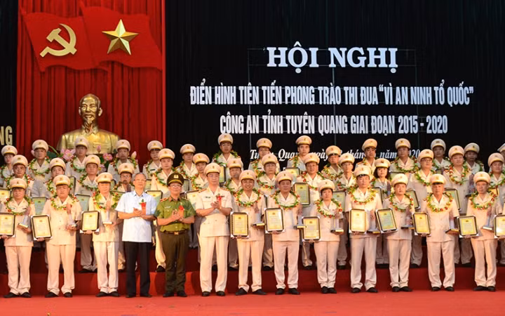 Xây dựng Đảng bộ Công an Tuyên Quang trong sạch, vững mạnh.