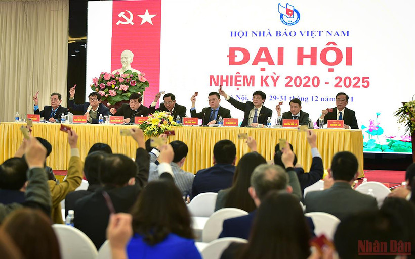 Các đại biểu biểu quyết tại Đại hội. (Ảnh: Thành Đạt)