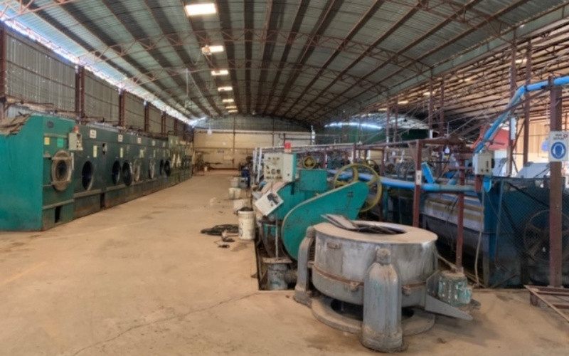 Một phân xưởng máy giặt công nghiệp bị phá sản tại Lào do ảnh hưởng tiêu cực của dịch bệnh Covid-19. 