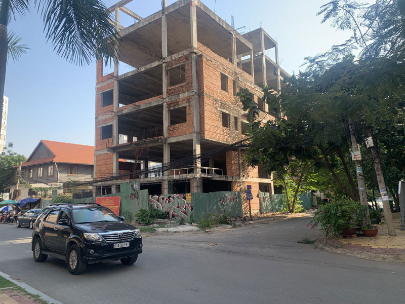 Trong 17 công trình vi phạm, có đến 9 công trình của Công ty Công ích quận 4 tại hẻm 9 đường số 66. Số còn lại nằm tại hẻm 188 Nguyễn Văn Hưởng.