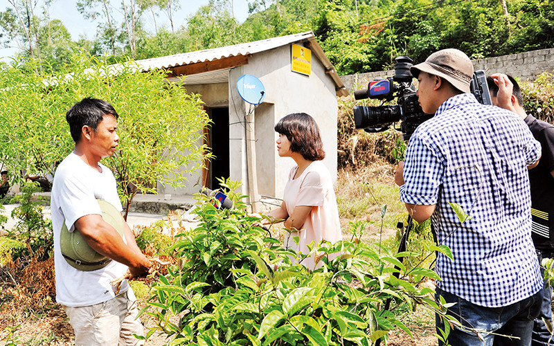 Phóng viên Truyền hình Nhân Dân tác nghiệp. Ảnh | THANH LÂM