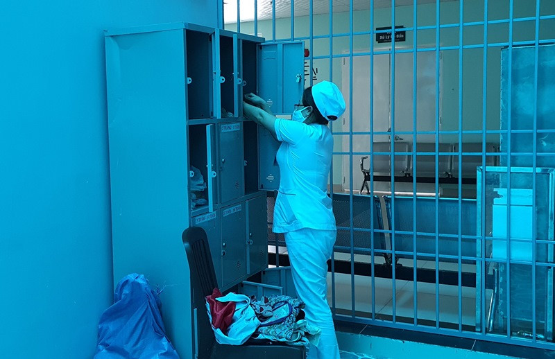 Điều dưỡng Khoa Nhi, Bệnh viện đa khoa tỉnh Kon Tum bỏ quần áo, bỉm vào "Tủ quần áo 0 đồng" để người nhà bệnh nhi lựa chọn.