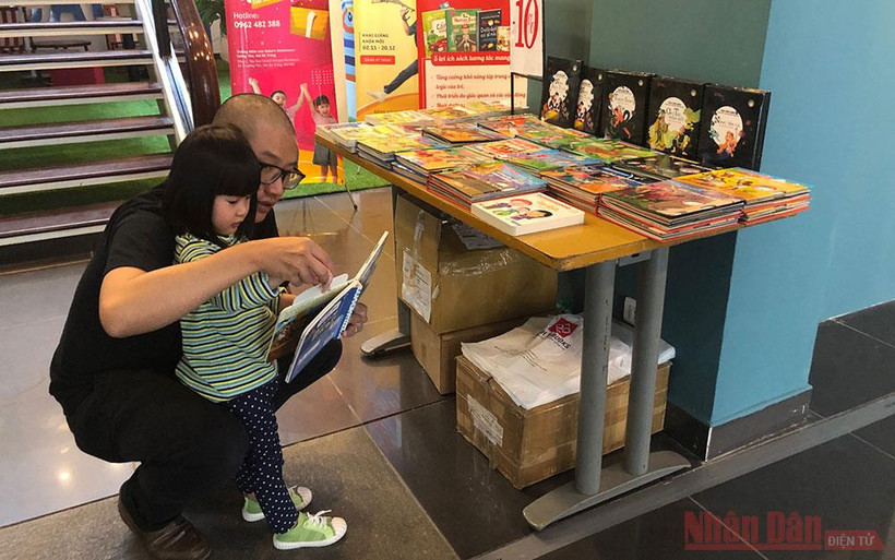 Tạo cho trẻ thói quen đọc sách từ thủa ấu thơ.