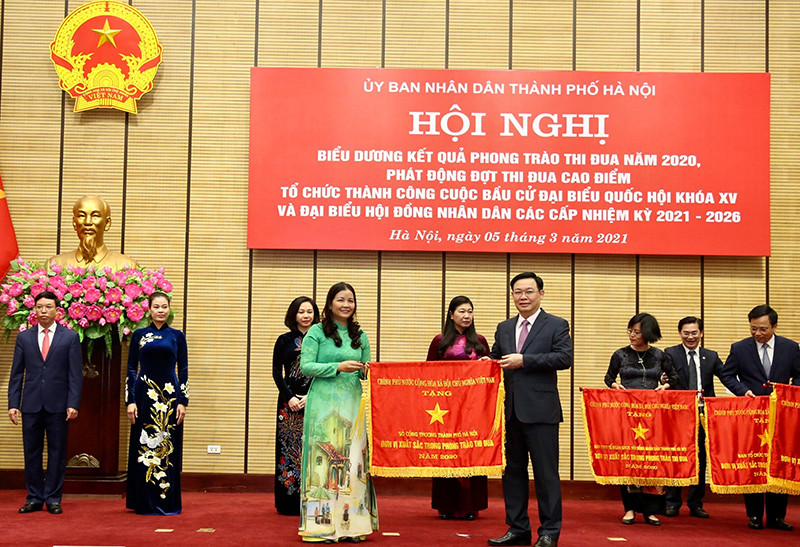 Bí thư Thành ủy Vương Đình Huệ trao Cờ thi đua của Chính phủ tặng các đơn vị. (Ảnh: DUY LINH)