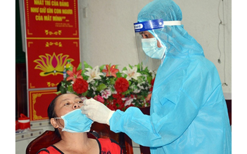 Thầy Tô Thanh Hải lấy mẫu bệnh phẩm cho người dân.