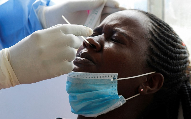 Lấy mẫu xét nghiệm Covid-19 tại 1 phòng khám ở Nairobi, Kenya, ngày 19/1/2022. (Ảnh: REUTERS)