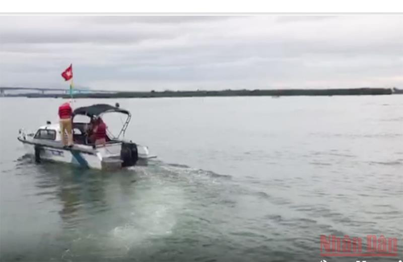 Lực lượng cứu hộ, cứu nạn mở rộng phạm vi tìm kiếm các nạn nhân còn mất tích.