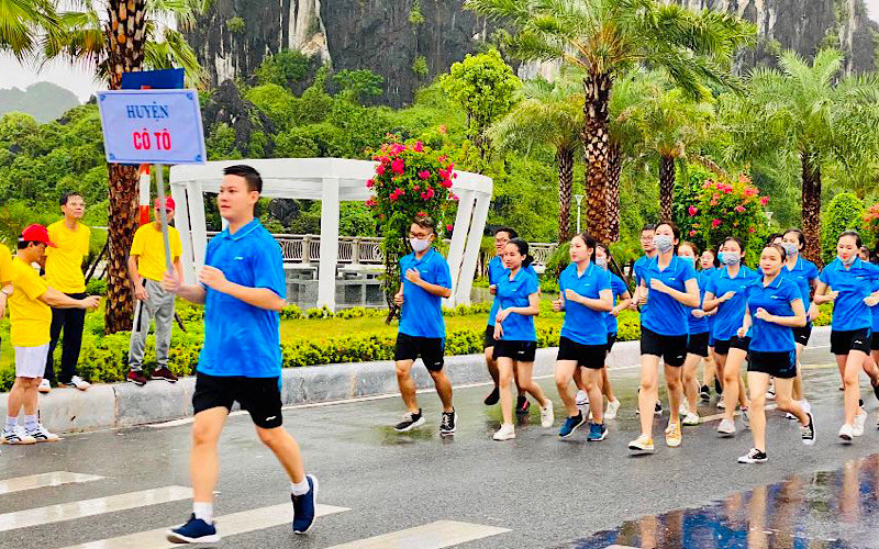 Các đội đại diện các địa phương. lực lượng vũ trang, doanh nghiệp tham gia giải chạy việt dã.