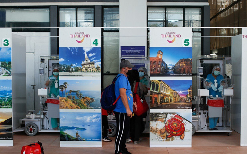 Du khách đứng tại khu vực xét nghiệm Covid-19 ở sân bay Phuket (Ảnh: REUTERS)