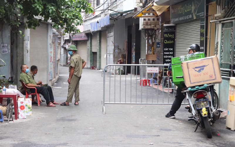 Phố Mễ Trì Thượng (phường Mễ Trì, quận Nam Từ Liêm, Hà Nội)-nơi bệnh nhân Covid-19 số 447 sinh sống cùng gia đình đã được phong tỏa từ trưa 29-7. 