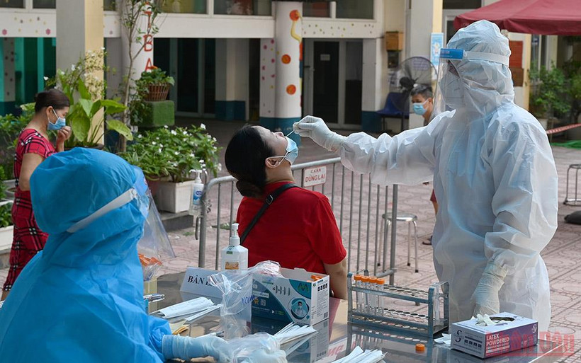 Lấy mẫu xét nghiệm cho người dân ở Hà Nội. (Ảnh: DUY LINH)