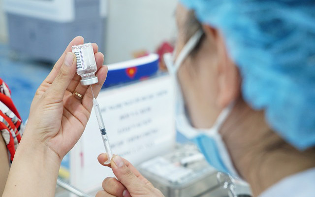 Buộc thôi việc một công chức vì tiêu cực liên quan đến tiêm vaccine