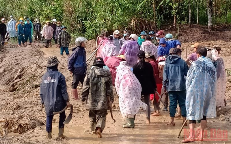Người dân thôn 5 tập trung khắc phục lượng đất đá đổ xuống đường giao thông.